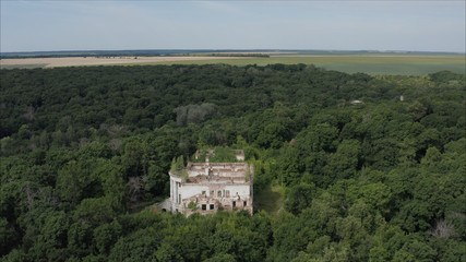 Fototapeta premium Destroyed the Golitsyn estate. The ruins of the 18th century. The old buildings are ruins. Abandoned Golitsyn estate in the Tamalin district of the city of Penza.