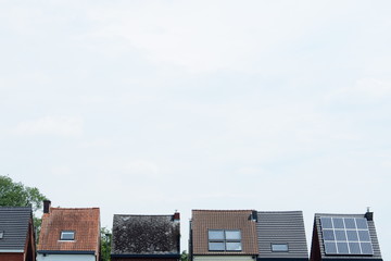 Hausdächer einer Straße, nebeneinander, Solardach