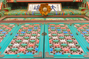 Obraz premium Colorful carved wooden lotus flowers at the Bongeunsa temple