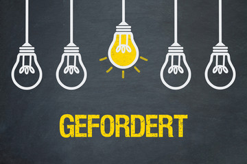 Gefordert / Tafel mit Glühbirnen
