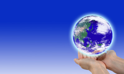 地球をやさしく包み込む手（環境保護のイメージ）