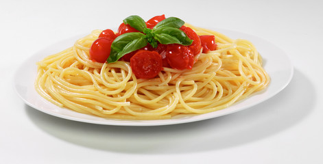 Pasta italiana , spaghetti con pomodorini e basilico