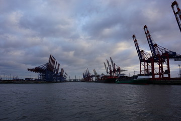 Obraz na płótnie Canvas cranes in port
