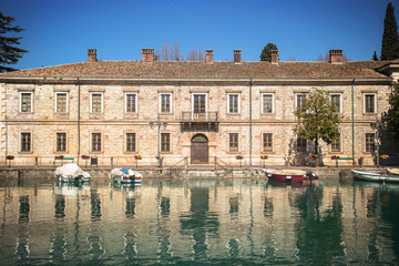 Obraz premium Port in Garda Lake. Parked nautical vessels in Peschiera del Garda (Italy)