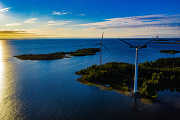 Windräder an Finnlands Westküste aus der Luft