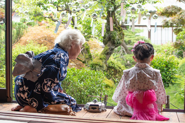 浴衣姿の女の子とお婆ちゃん