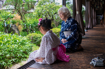 浴衣姿の女の子とお婆ちゃん