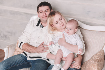 Obraz premium happy family sitting on the couch in the cozy living room