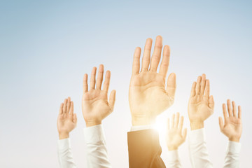 Obraz premium Businessmen raised their hands to win the celebration of the organization.The concept of business is geared towards success,sunlight effect.