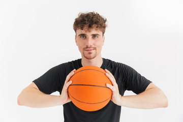 Obraz premium Photo closeup of handsome young man in t-shirt smiling and holding ball while playing basketball game
