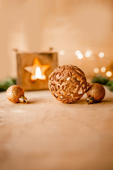 Weihnachten - Goldene Kugeln mit Glitzer auf Holz 
