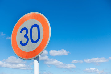 30km速度制限の標識