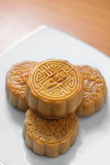 4 moon cakes