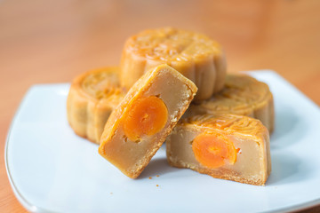 4 moon cakes