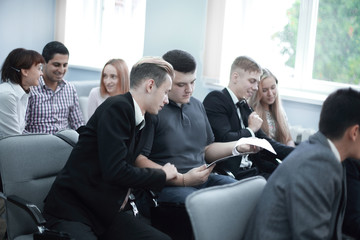 Obraz premium businessman discusses business documents with the business team
