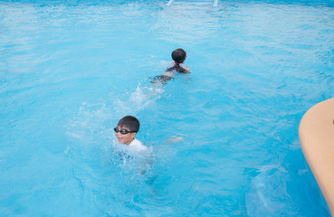 プールで泳ぐ子供