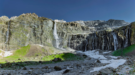 Fototapeta na wymiar Wasserfall am Cirque de Gavarnie in den Hautes-Pyrénées Frankreich