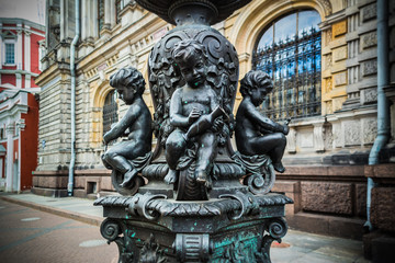 Obraz premium sculptural group of boys on a lamppost