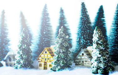 Naklejka premium 冬の森の中の家と木と雪