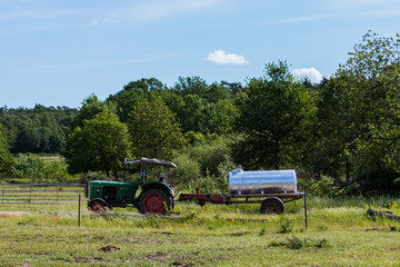 Oldtimer Traktor mit Wasserfass im Naturschutzgebiet