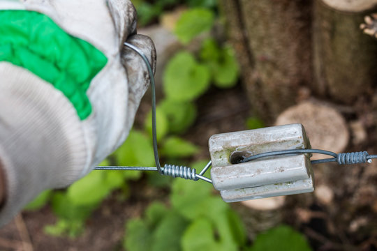 Arbeiter baut einen Elektrozaun Nahaufnahme
