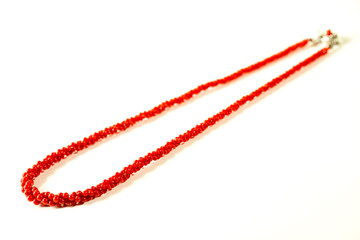 3連の赤珊瑚のネックレスと白バック
