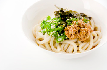 冷やしうどん（納豆、オクラのせ）