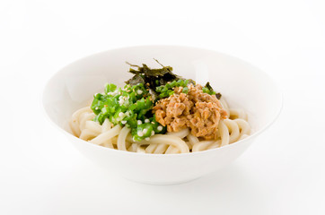 冷やしうどん（納豆、オクラのせ）