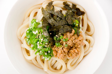 冷やしうどん（納豆、オクラのせ）