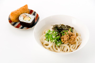 冷やしうどん（納豆、オクラのせ）いなり寿司とのり巻き