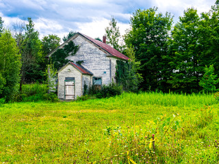 Fototapeta na wymiar Abandoned house in the countryside.