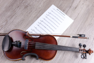 Klassische Geige und Notenblatt mit allen Tonleitern