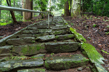 軍刀利神社の石段