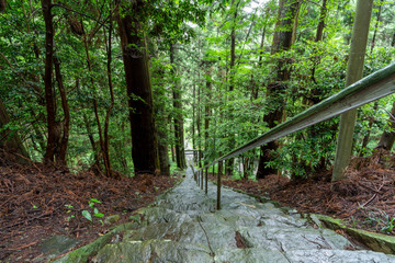 軍刀利神社の石段