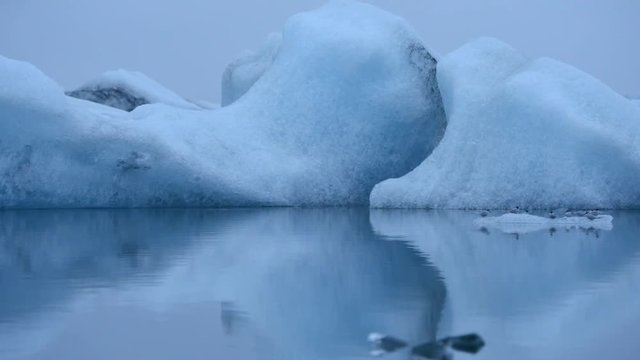 Nocturanal video showing artic terns passing by on small icebergs on the J&ouml;kuls&aacute;rl&oacute;n glacial lake in southeast Iceland
