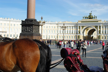 Calèches sur la place du Palais à Saint-Pétersbourg