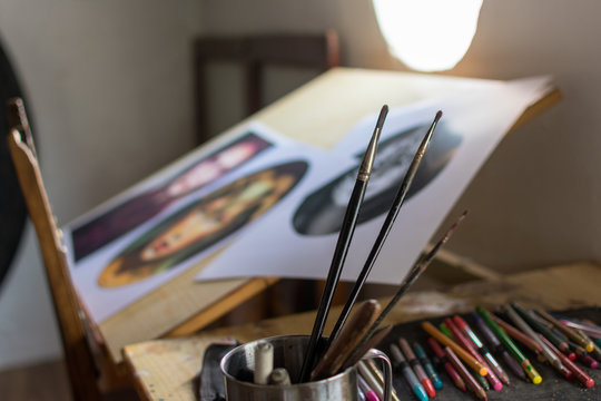 Painting and drawing utensils in a studio
