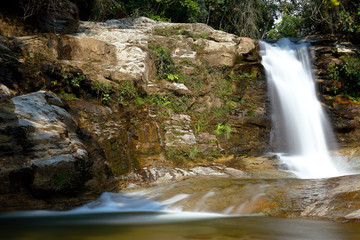 Fototapeta na wymiar Natural waterfall in san martin de pangoa called the stone tub