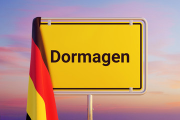 Dormagen. Gelbes Schild/Ortsschild. Flagge von Deutschland hängt darüber. Himmel mit Sonnenuntergang oder Sonnenaufgang