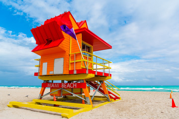 Obraz premium Orange, red and yellow lifeguard tower in world famous Miami Beach
