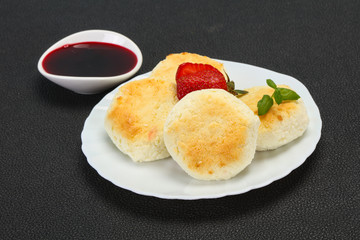 Curd pancakes with jam and stravberry