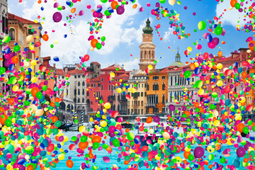 Obraz premium Grand canal and many boats with air balloons