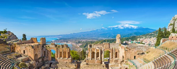 Foto op Plexiglas Oud Grieks theater in Taormina op de achtergrond van de vulkaan Etna, Italië © IgorZh