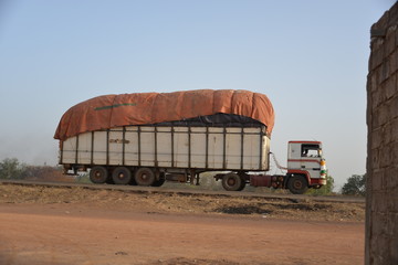 UN CAMIONPOUR LIVRER EN QUATITE