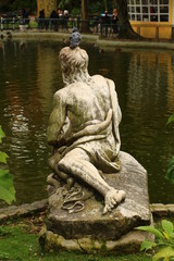 Fototapeta na wymiar Statue in the park in Lisbon