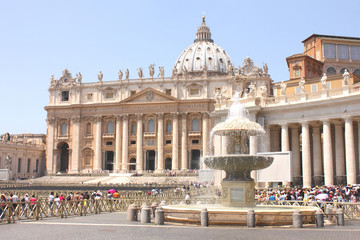 Saint Peter's Basilica in St. Peter's Square, Vatican City. Vatican Museum, Rome, Italy. - obrazy, fototapety, plakaty