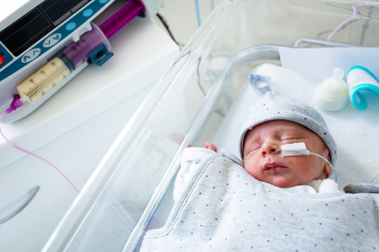 Pump and premature baby feeding in hospital