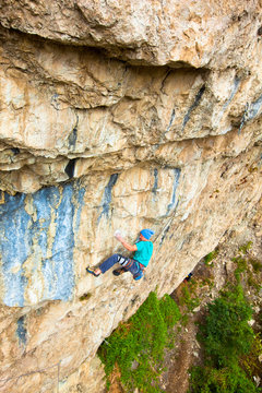 Henry Schlotzhauer whips out some awesome english on Isla de los Locos (5.13c) at Natural Bridge State Park.         