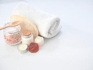 Obraz na płótnie Canvas Set of spa accessories on a white table