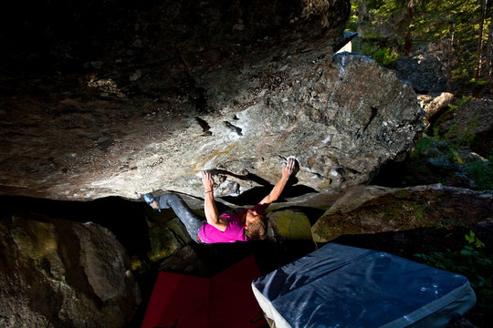 A man pisses on Newton's grave on The Rabbit Hole (V11), a horizontal roof problem at Yankee Jim.